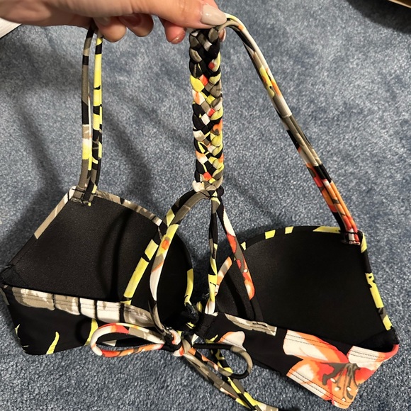 Hollister floral bikini set XS bottom and 34A top - Picture 9 of 10